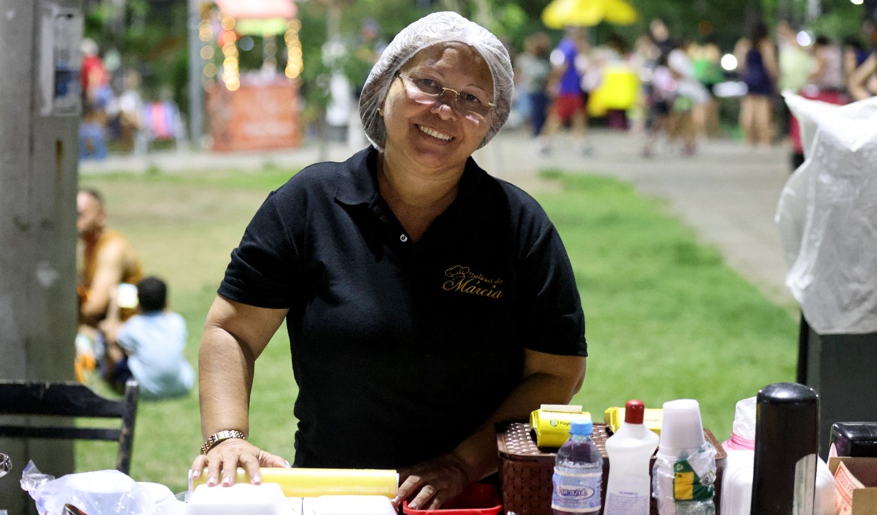 Regina Araújo na barraca de comida